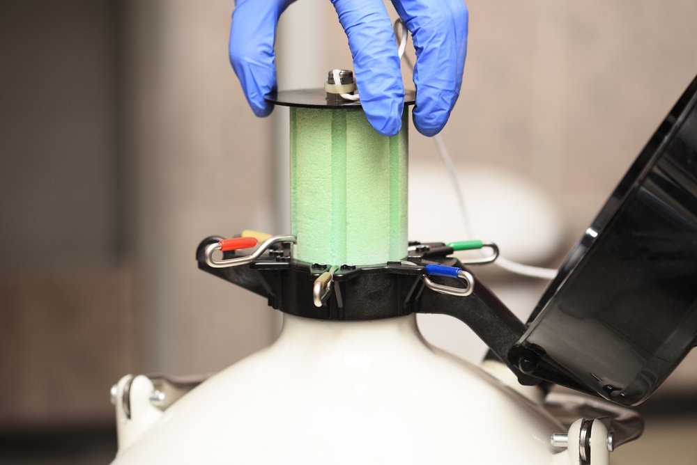 Laboratorio di embriologia con contenitore per la crioconservazione degli embrioni in azoto liquido