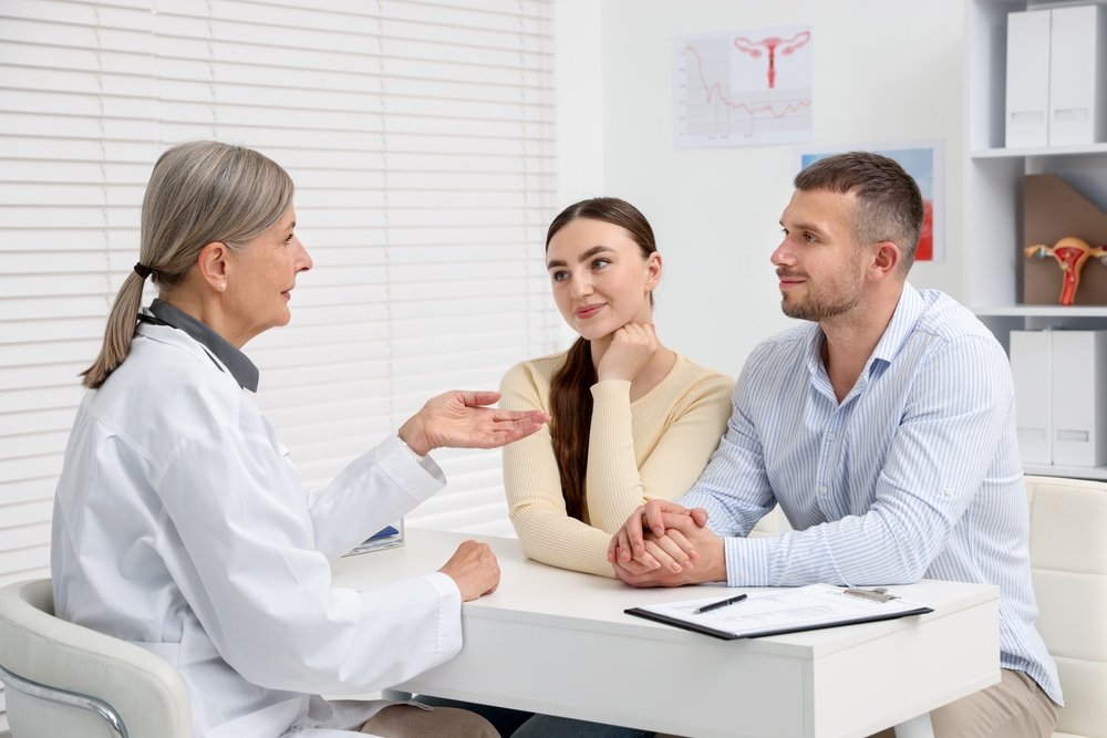 Referto di analisi diagnostiche per la fertilità con valori di AMH, FSH e spermiogramma su scrivania medica