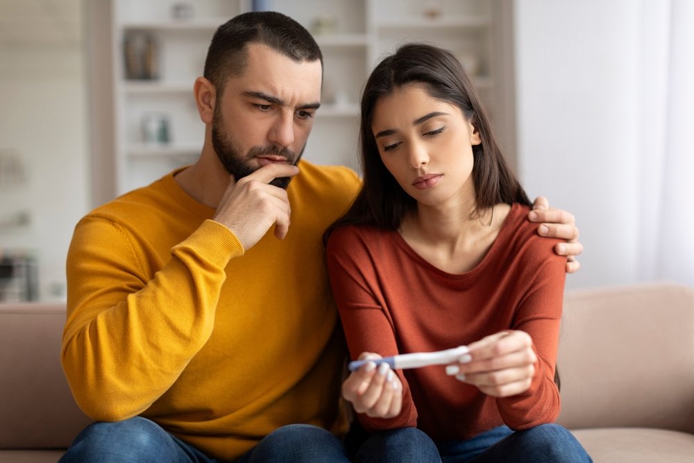 Coppia in consulenza con uno specialista della fertilità per valutare i passi successivi dopo esami negativi e mancato concepimento