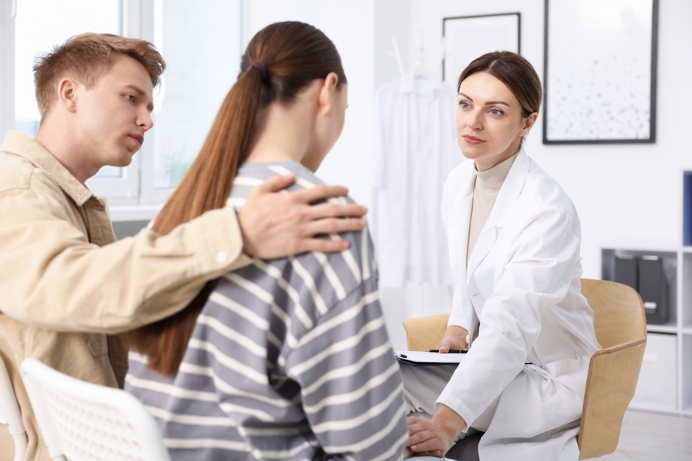 Psicologa specializzata in fertilità in colloquio di supporto con una paziente