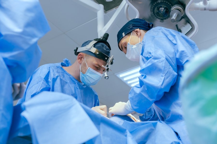 Andrologo in sala operatoria durante una procedura di recupero chirurgico degli spermatozoi con tecnica TESE per azoospermia