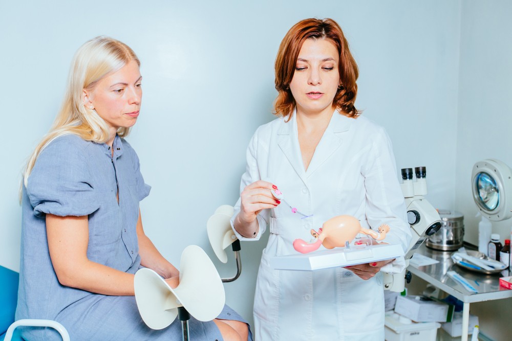 Specialista della fertilità che illustra le opzioni di preservazione degli ovociti a una paziente prima dell'inizio delle terapie oncologiche