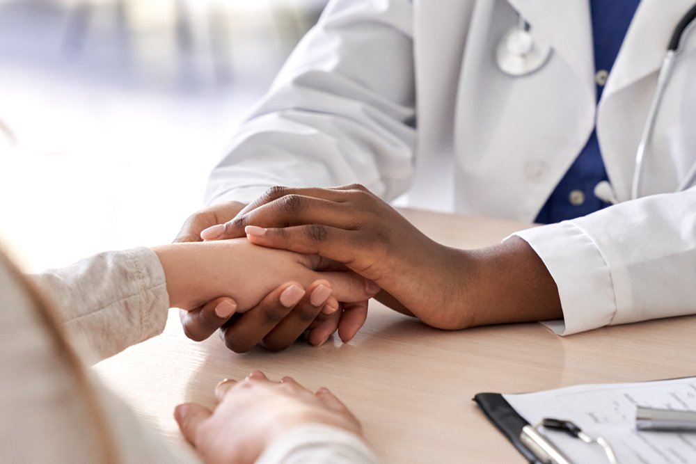 Specialista della fertilità che illustra le opzioni di preservazione della fertilità prima dell'inizio delle terapie oncologiche.