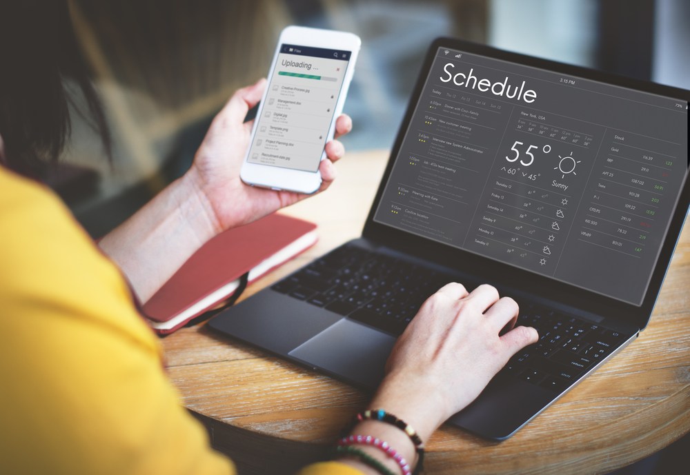 Donna che consulta il calendario per gestire gli appuntamenti del percorso PMA durante la settimana lavorativa