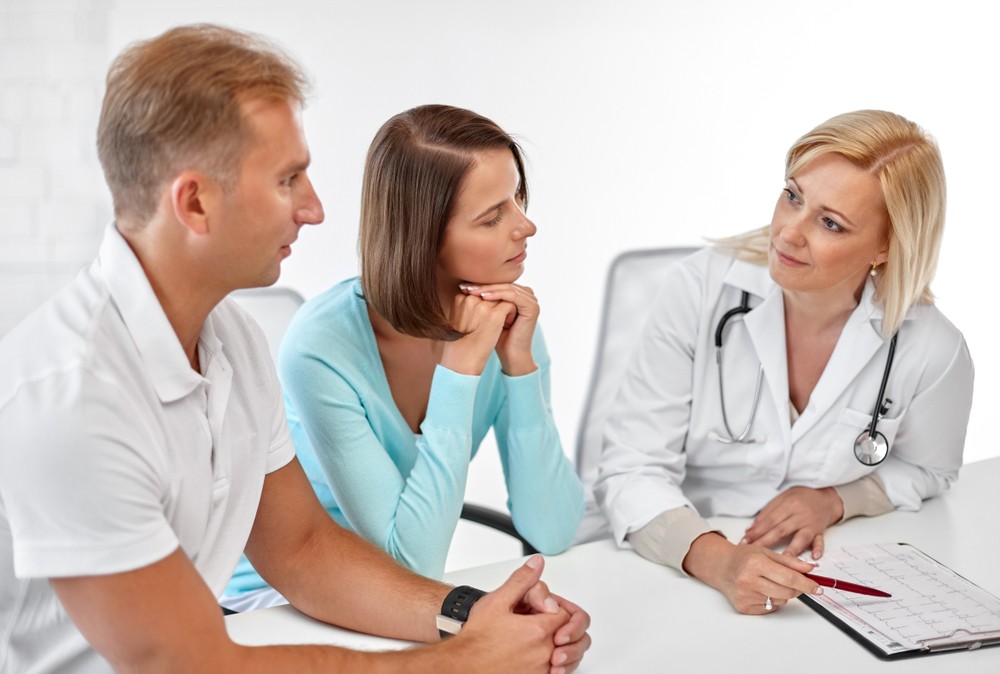 Confronto tra centro PMA pubblico e privato durante una consulenza specialistica sulla fertilità