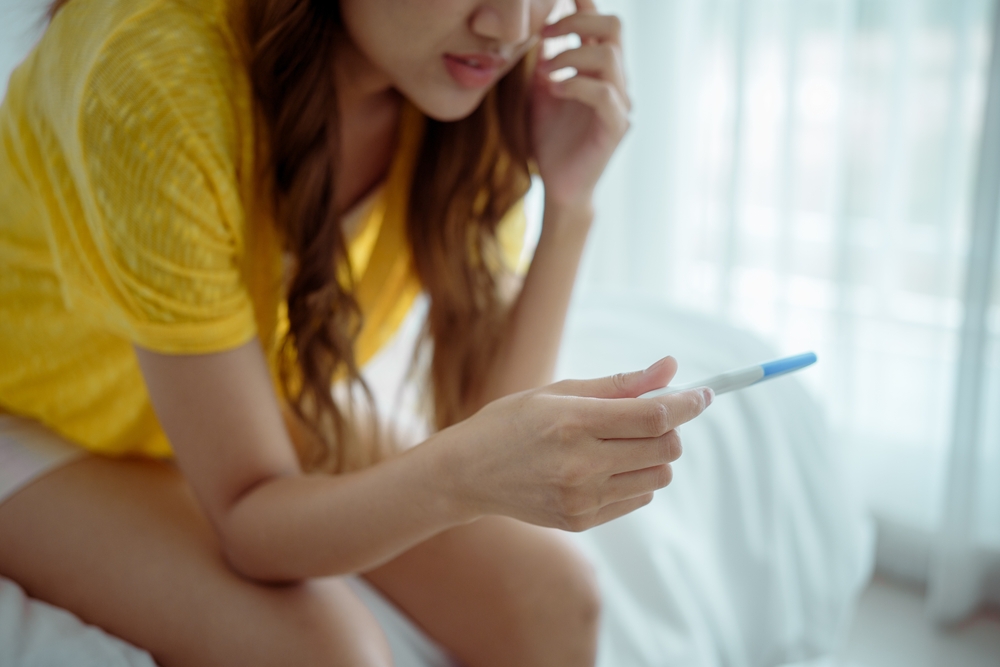 Donna che pratica una tecnica di rilassamento per gestire il carico emotivo durante un percorso di fecondazione assistita