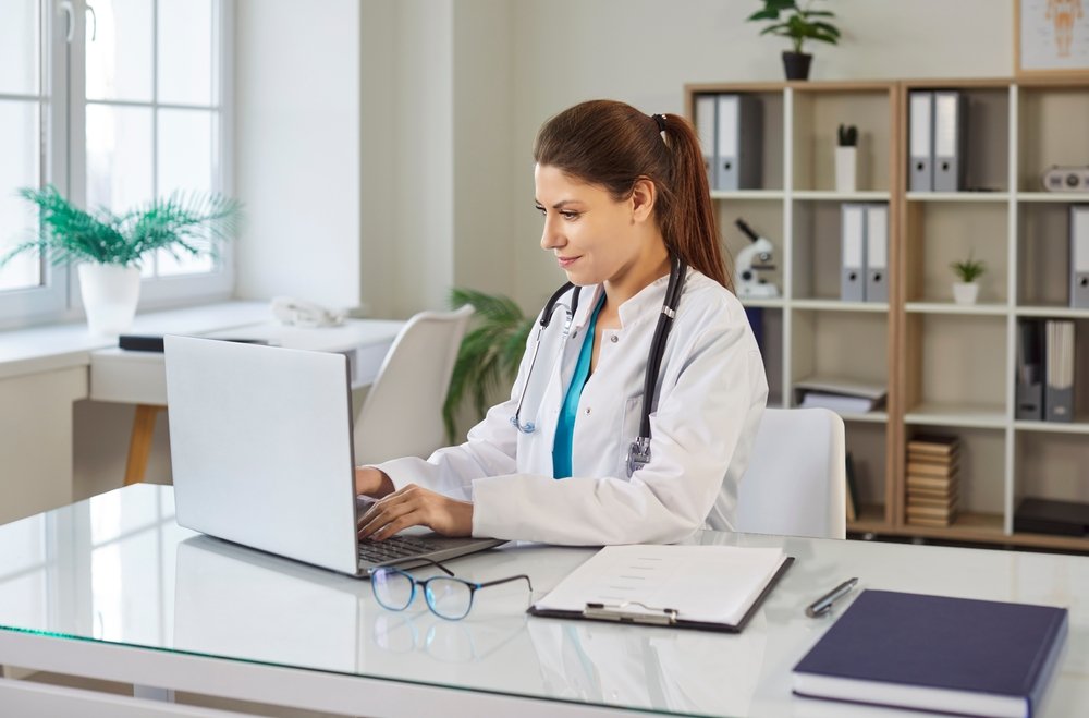 Specialista della fertilità che conduce un primo colloquio di valutazione con una paziente in videoconsulenza